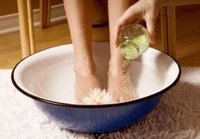 For people with toenail fungus, it is helpful to take baths with vinegar and salt. 