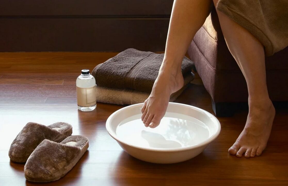 Bathroom with vinegar for the treatment of nail fungus